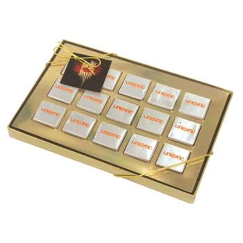 NC custom - Boîte de quinze chocolats carrés C8150